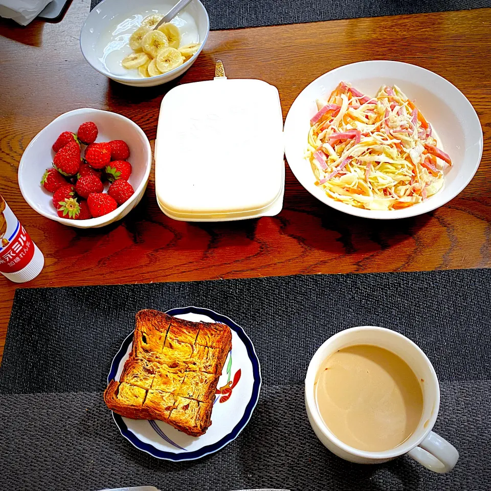 Snapdishの料理写真:5月15日 朝ごはん  デニッシュあん食パン、サラダ苺、カフェオレ|yakinasuさん