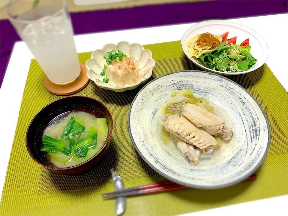 鶏手羽の旨塩煮、青梗菜と椎茸のお味噌汁、冷奴、トマトサラダ。|yukiさん