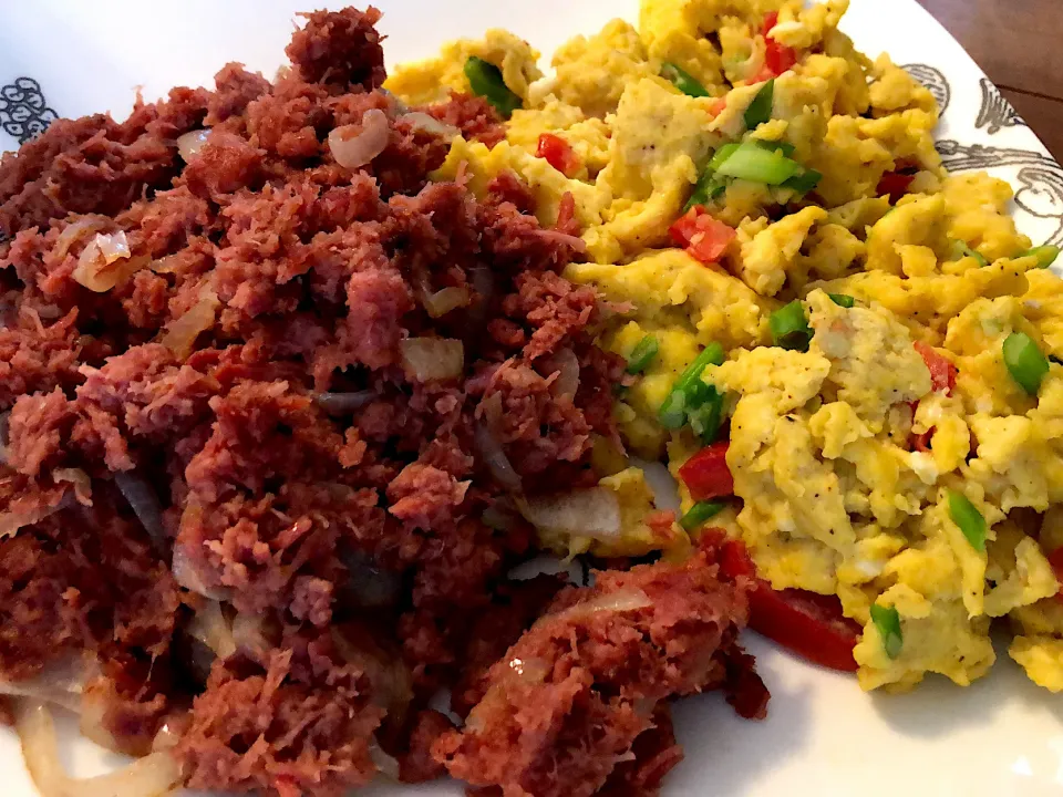 Corned beef and scrambled eggs|Marnelli Dela Cruz Hollandさん