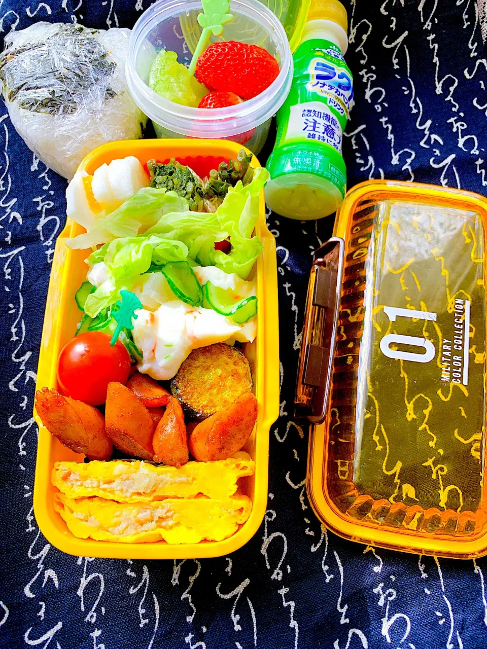 Snapdishの料理写真:#夫婦弁当　#おむすび弁当　#冷蔵庫の残り物で　#デザートはメロンと苺　 #お弁当 #節約料理|Blueberry🫐さん