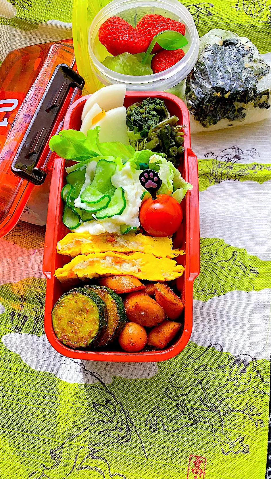 #夫婦弁当　#おむすび弁当　#冷蔵庫の残り物で　#デザートはメロンと苺　 #お弁当 #節約料理|Blueberry🫐さん