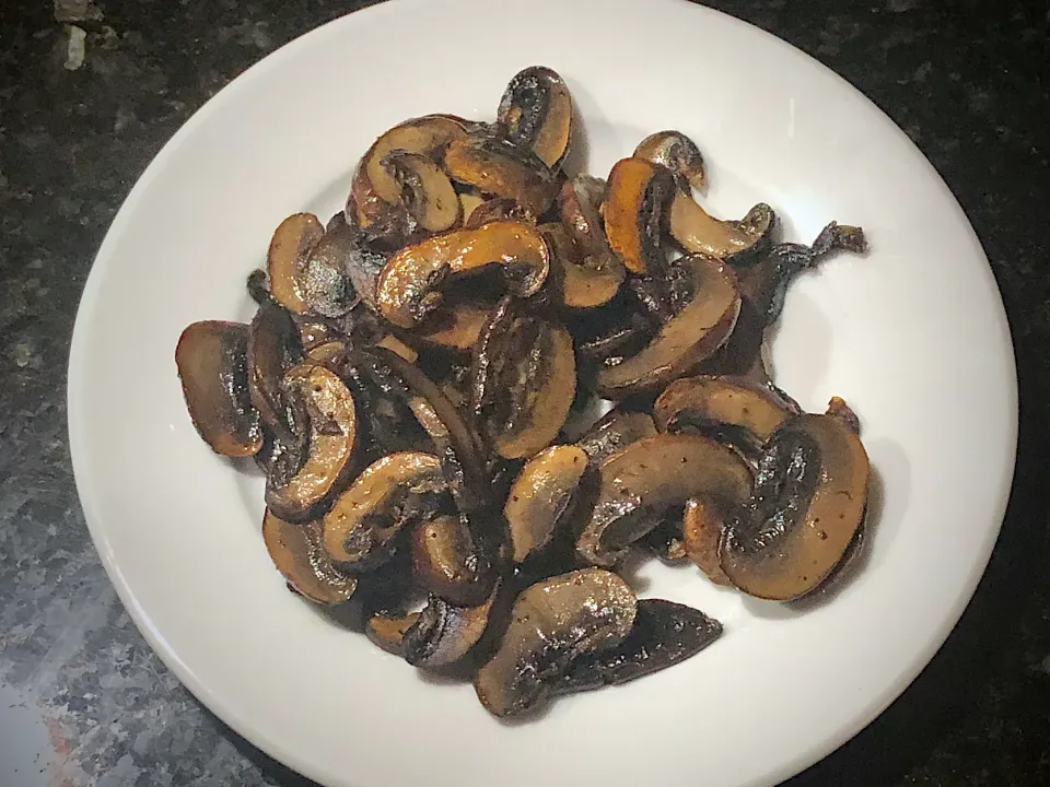 Simple sautéed portobello mushrooms.|ernest ristiさん