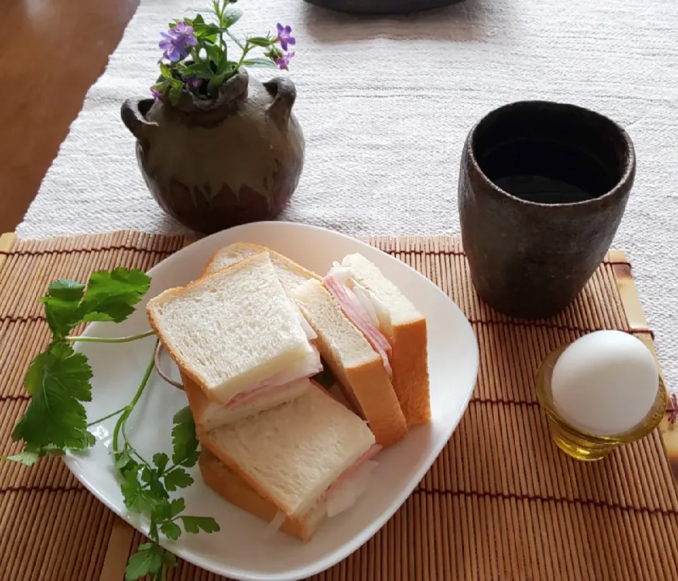 新玉ねぎとハムのサンドイッチ、ゆで卵☕|miyuki🌱さん