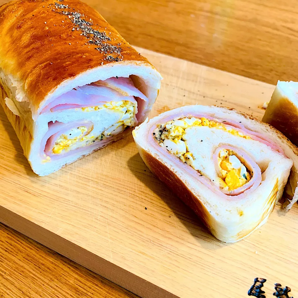 ベーコンたまごのうずまき食パン🍞|いちごさん