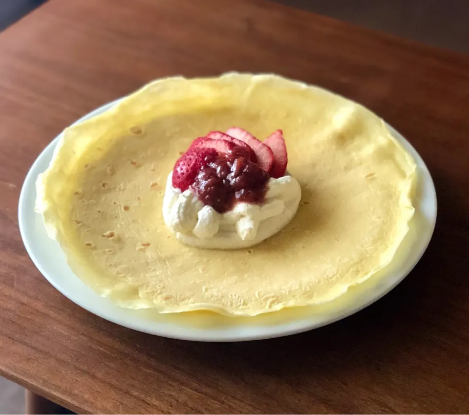 Snapdishの料理写真:苺と生クリームと苺ジャムのクレープ🍓|マユマユさん