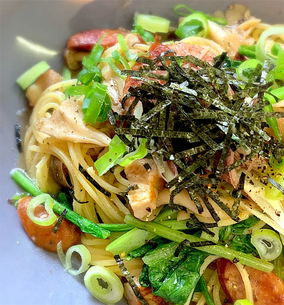 小松菜とベーコンのきのこバターパスタ🍝|なーまりさん