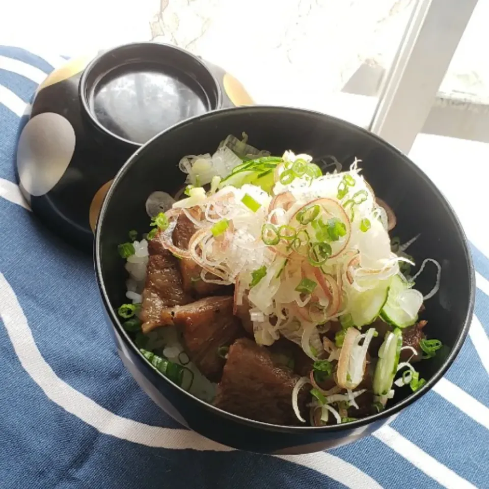 Snapdishの料理写真:薬味deサラダ仕立て＊中落ちカルビ丼＊山葵あごだし醤油|mi_neneco♪さん