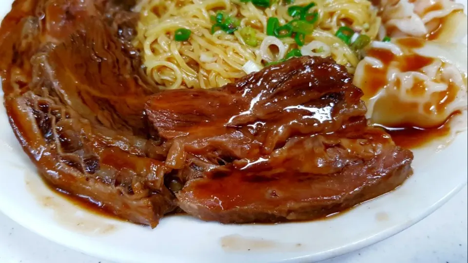 braised brisket and wonton lomein|steven z.y.さん