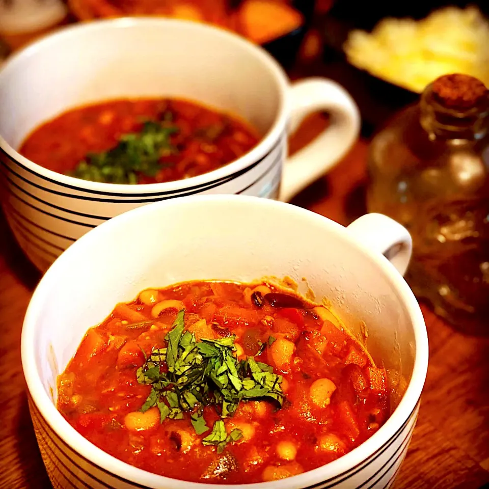 Three Bean Hot Vegetarian Chilli 
Cooked slowly in a Crock pot #vegchilli  #chilli #homecooking #freshveg #beans. With #tortilla #cheese #rice Hot and very tast|Emanuel Hayashiさん