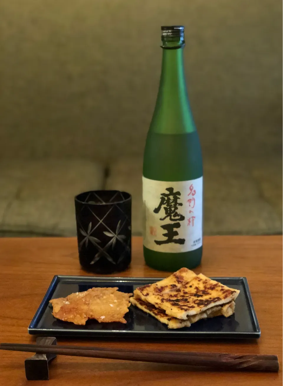 鶏皮せんべい、柚子胡椒味噌漬けお揚げ。久しぶりに芋焼酎で。|マユマユさん