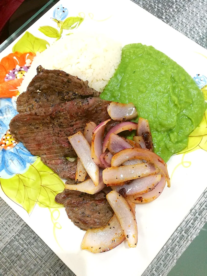 Bistec encebollado con pure de espinacas.|Juan Yabikuさん