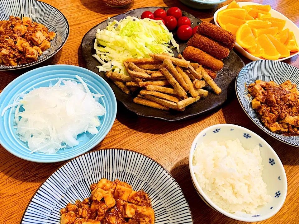 Snapdishの料理写真:我が家の晩ごはん🍚麻婆豆腐、牛蒡から揚げ、チーズフライ、🍊|いちごさん