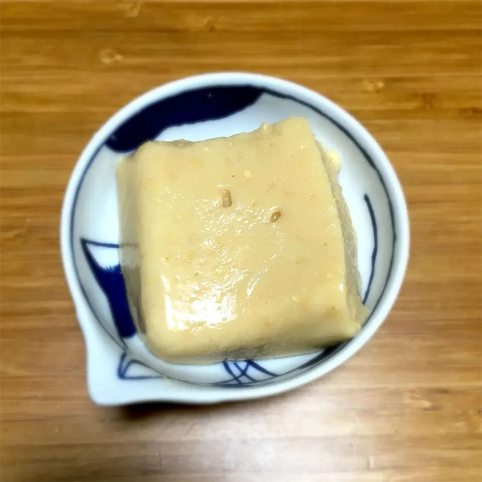 Snapdishの料理写真:マダム とんちんさんの料理 ぱぱっと簡単5分で出来る~材料4つのもちっと美味しい胡麻豆腐|mogyumogyuさん