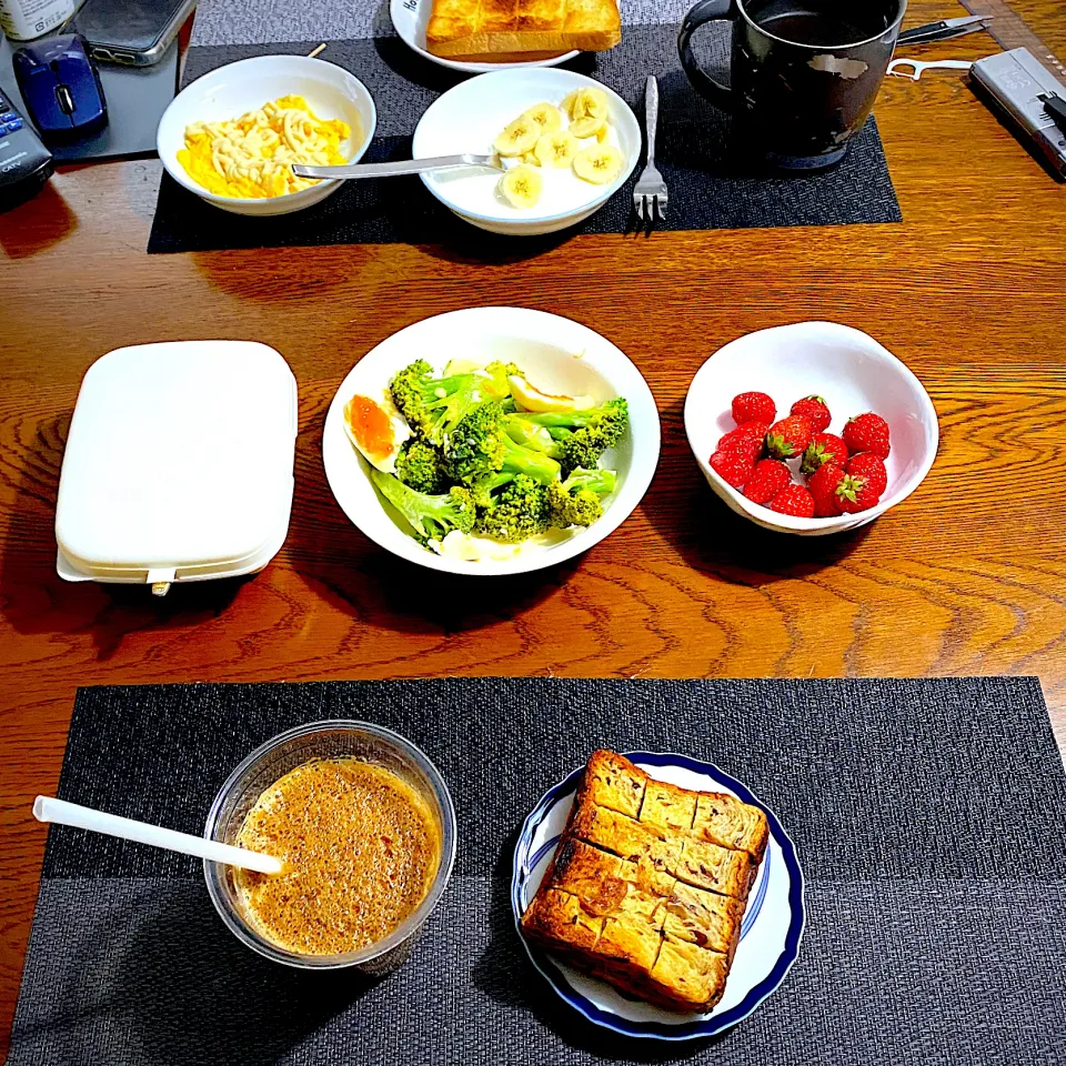 Snapdishの料理写真:5月16日 朝ごはん デニッシュあん食パン、サラダダルゴナコーヒー、いちご|yakinasuさん