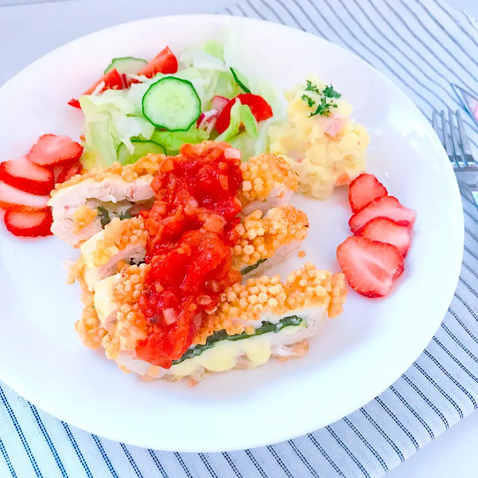 Snapdishの料理写真:ブブあられの衣でチキンカツ風🍽✨トマトソースはホールトマト+カンタン酢で😋🥫|めぐぐさん