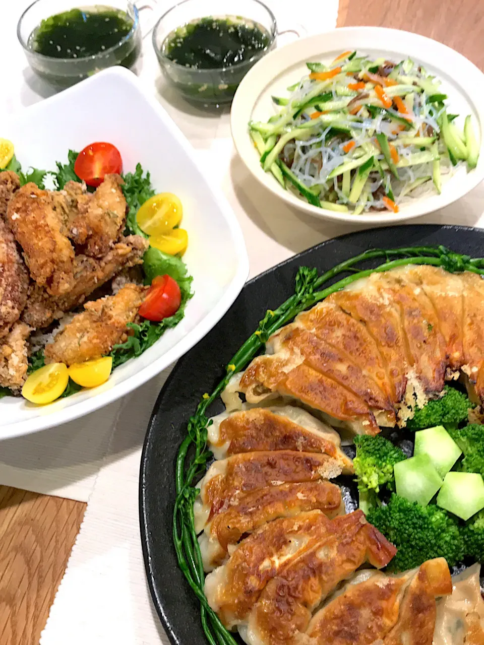 小松菜🥬と粗挽きミンチの餃子🥟、若鶏手羽中のハーブ唐揚げ🌿、春雨サラダ🥗|yukinnkoさん