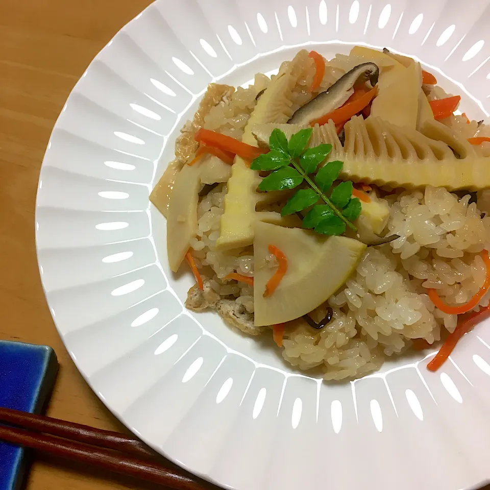 Snapdishの料理写真:山菜づくし〜その８　存在感ありすぎなタケノコご飯　　　　　　　　　　2020.5.16|Yu Yu mamaさん