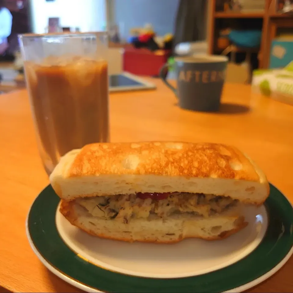 超熟フォカッチャでホットサンドとアイスカフェオレ|cookingパパ五郎さん