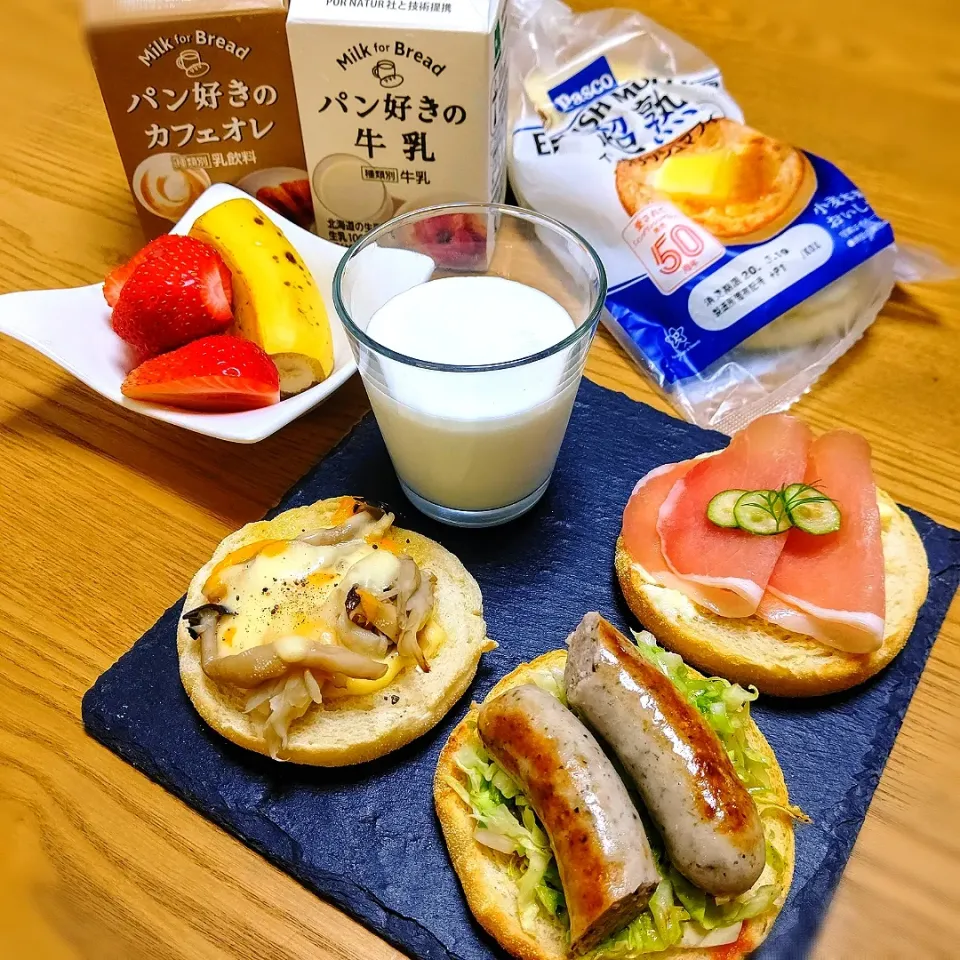 Snapdishの料理写真:『パン好きの牛乳&PASCOの超熟マフィン&自家製ハーブソーセージで朝ごはん 』|seri-chanさん