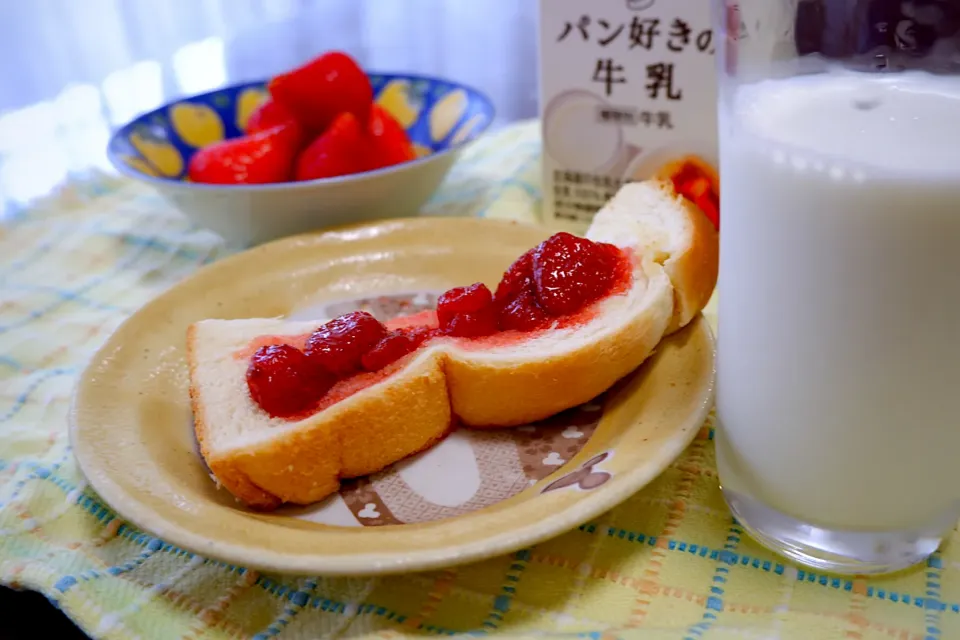 いちごだらけのモーニング🍓|pϋϋ.さん