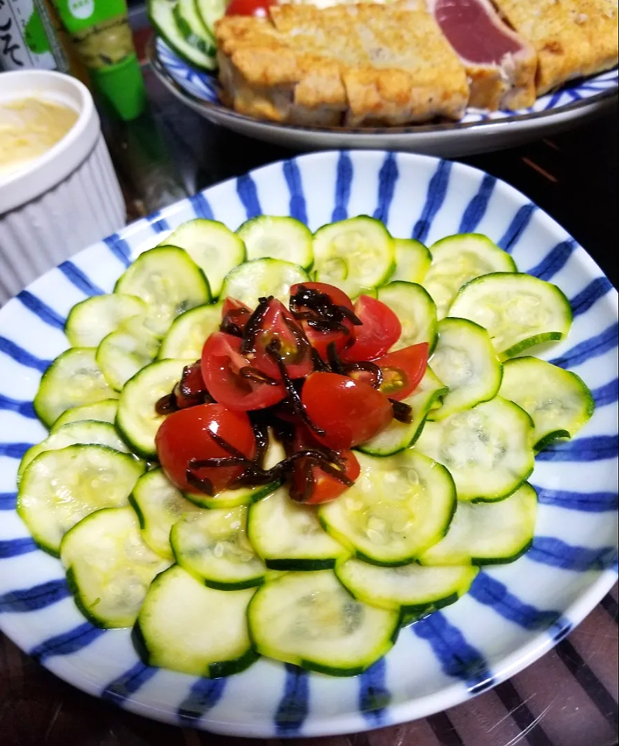 昨日の夜ご飯🌃🍴
ズッキーニとトマト塩昆布🍅|dai.noriさん