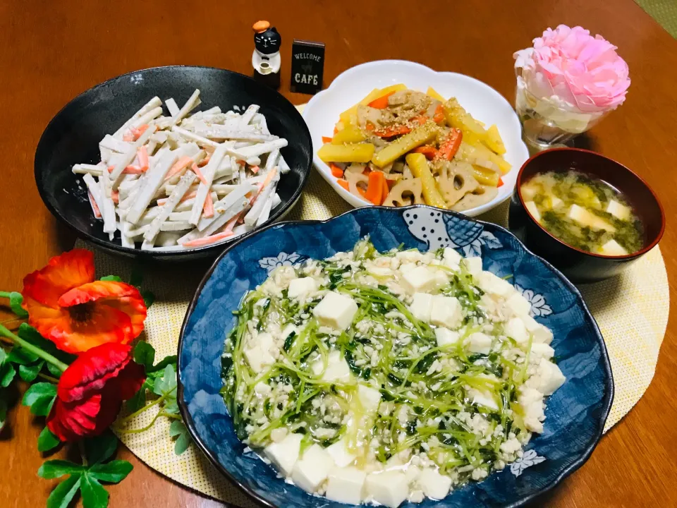 「豆腐と豆苗のひき肉あんかけ」と「ごぼうサラダ」と「ハスとじゃがいものきんぴら」と「豆腐とアオサのお味噌汁」|バシュランさん