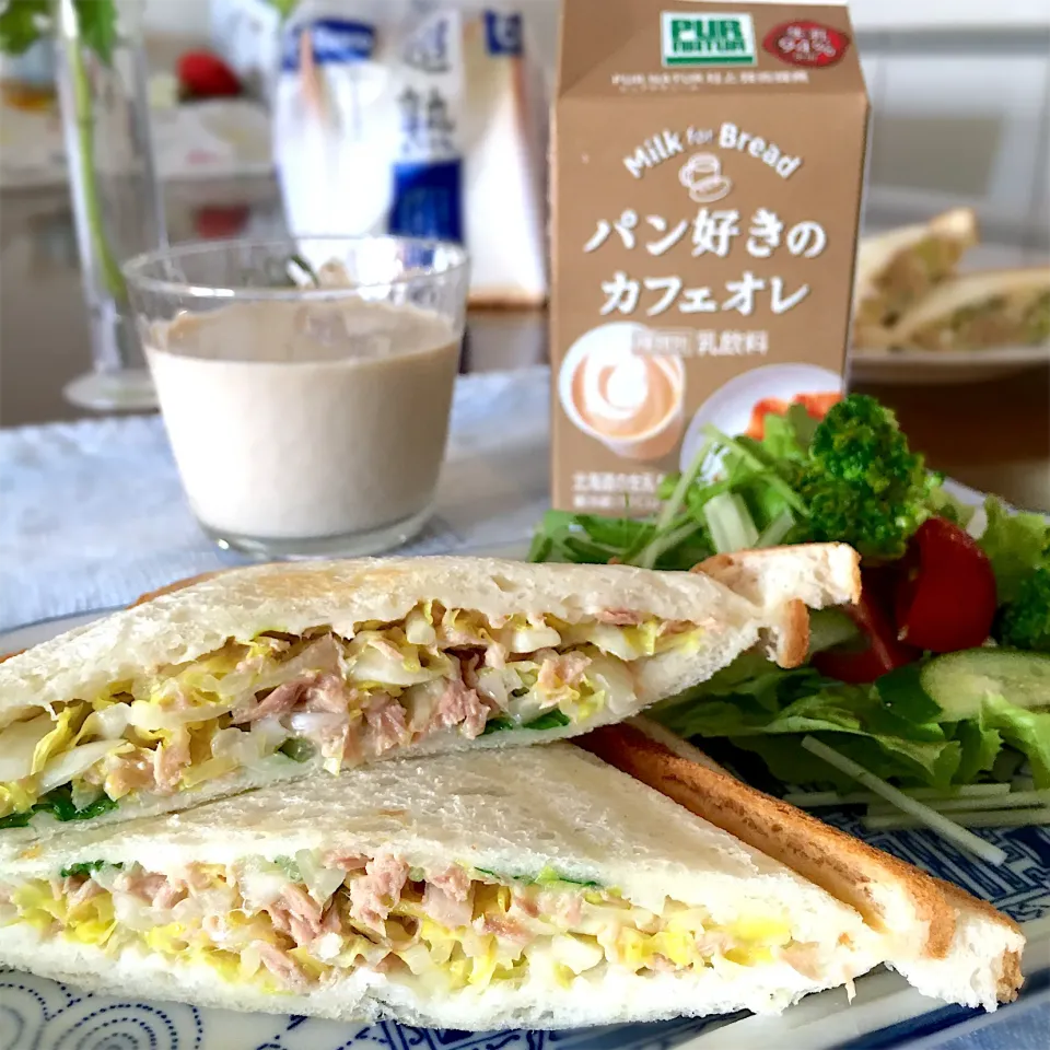 ツナキャベツのホットサンドとカフェオレで朝ごはん|むぎこさん