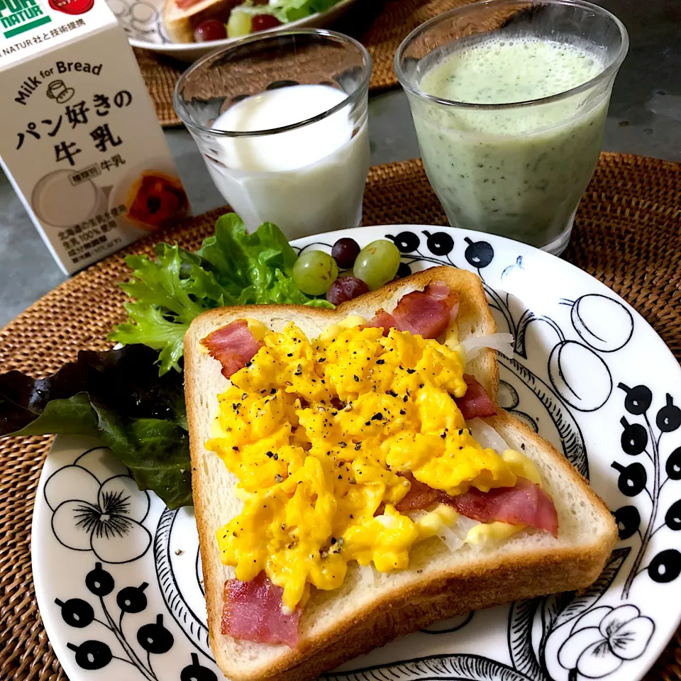 超熟でベーコン🥓スクランブルエッグのオープンサンドとパン好きの牛乳😋|nao子さん