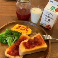 Snapdishの料理写真:手作りいちごジャムパンとパン好きの牛乳で朝ごはん♡|Chassさん