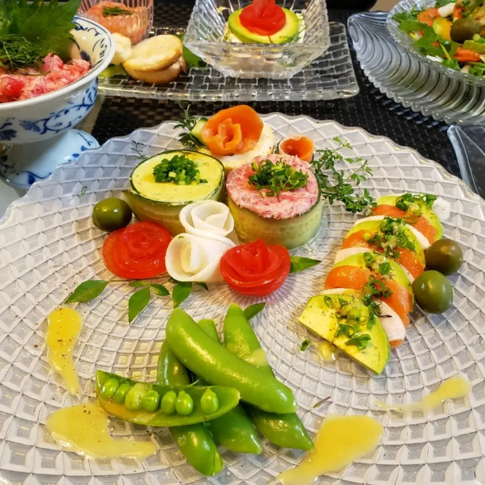 Snapdishの料理写真:今日のおつまみセット
マグロとアボガドタルタル
🌿鮪🐡
🌿アボガド🥑
🌿鮭と酒|🌿あかしろみどり🌿さん