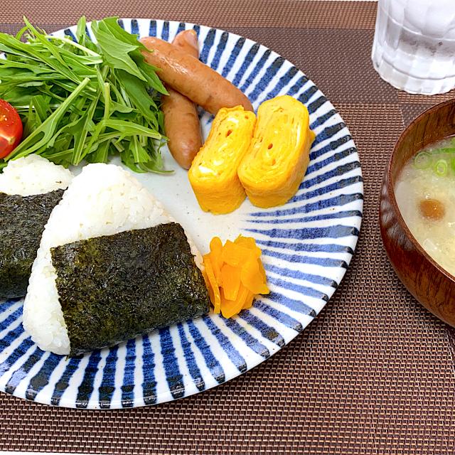 ワンプレート朝食 おにぎり サラダ 卵焼き ウインナー なめこと大根の味噌汁 Momococo Snapdish スナップディッシュ Id Sjsbva