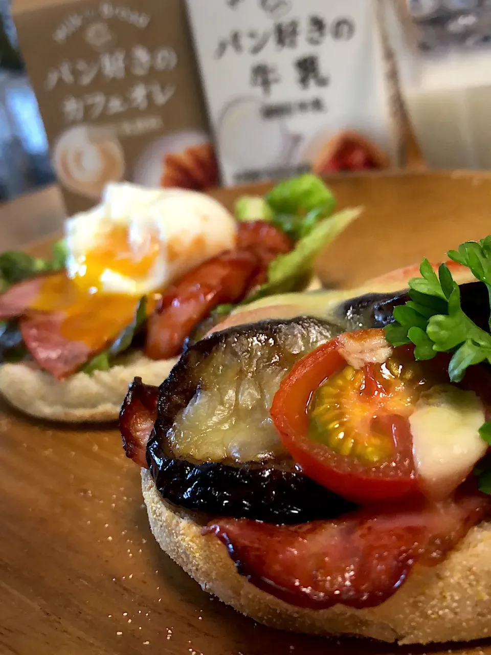 茄子とプチトマトのオープンサンド〜牛乳🥛頂きまして有難うございます🙏🎵|のぶのぶさん