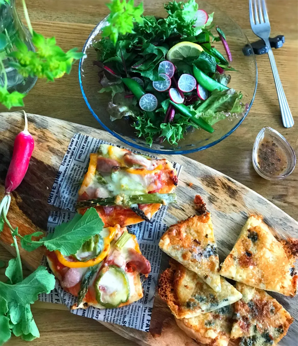 Snapdishの料理写真:ピザ🍕とゴルゴンゾーラピザとサラダ🥗|shakuyaku33443344さん