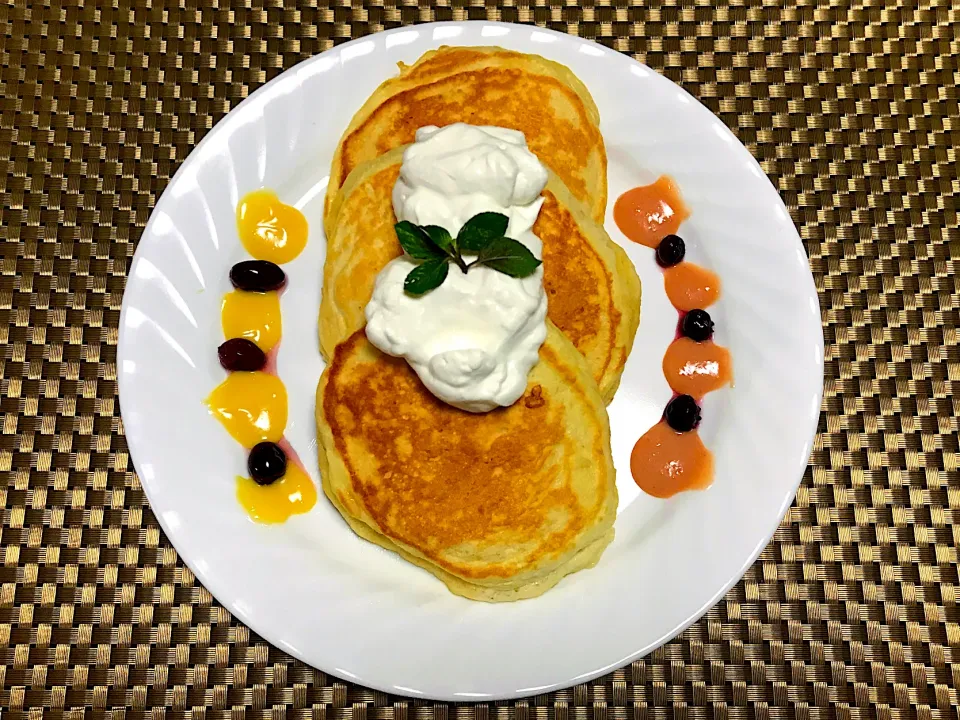 Soufflé Pancakes 🥞 w/ lilikoi butter × mango juice sauce & guava butter × guava juice sauce topped w/ fresh whipped cream ❤️|Yona Kiren Kohさん