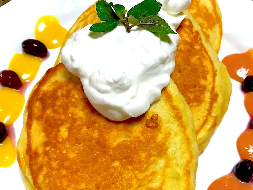 Soufflé Pancakes 🥞 w/ lilikoi butter × mango juice sauce & guava butter × guava juice sauce topped w/ fresh whipped cream ❤️|Yona Kiren Kohさん