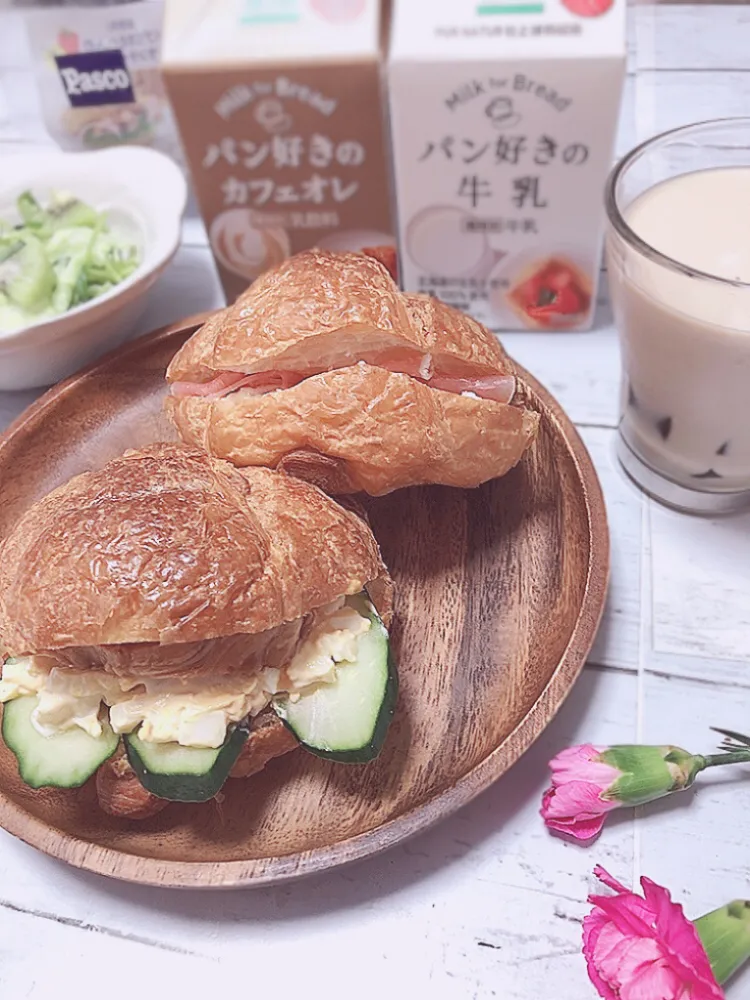 クロワッサンのサンドイッチとコーヒーゼリー入りカフェオレ|ゆっきー♪さん