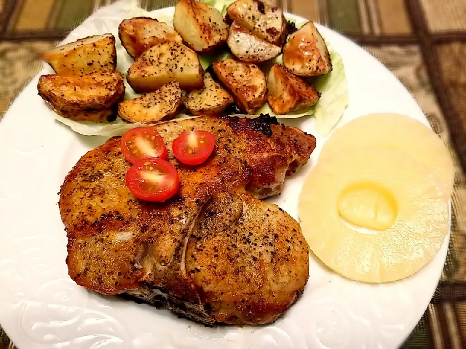 Snapdishの料理写真:Baked Pork Chop w/ seasoned
potatoes
#pineapplecherrytomatoes|headturner_nicoleさん