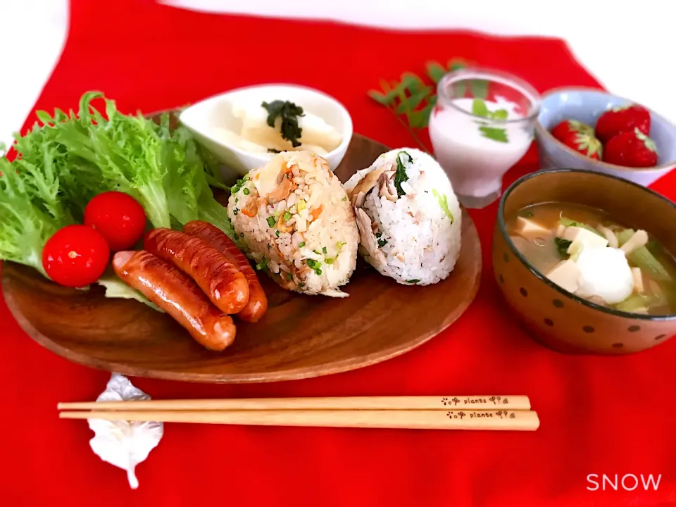 ホタテのかやくご飯とギャル曽根の焼塩サバと三つ葉のおにぎり|オーロラさん