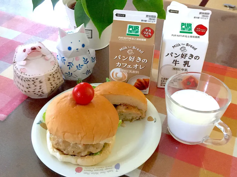 パン好きの牛乳とハンバーガー♪|るるうささん