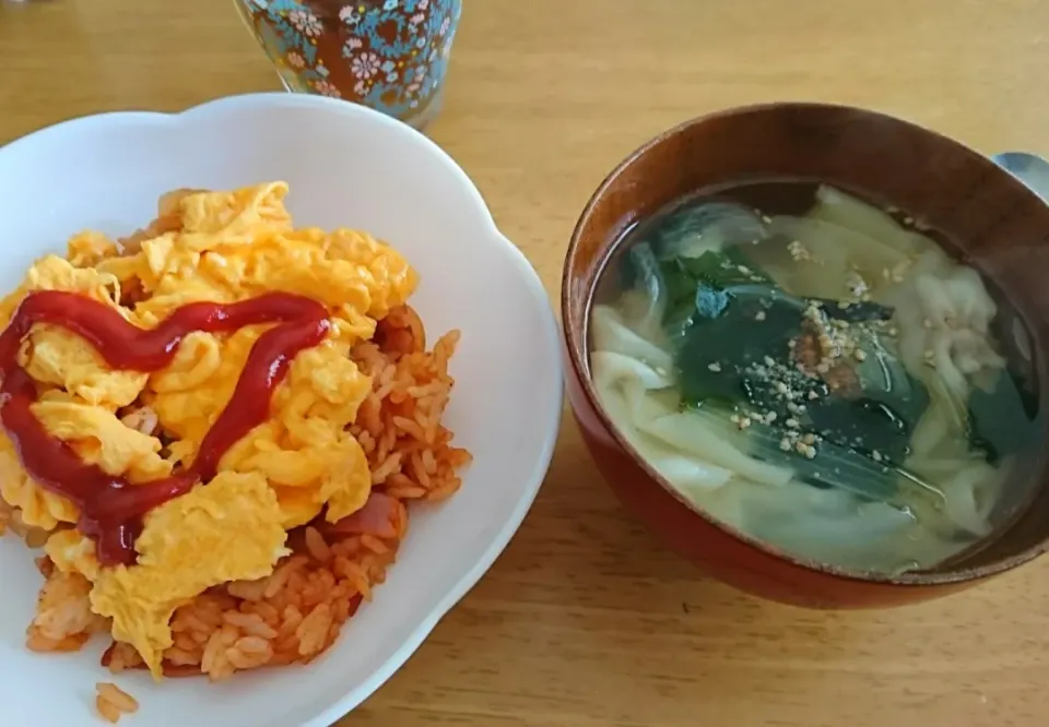 Snapdishの料理写真:ワンタンスープとオムライスもどき🍅|しまだ ちえこさん