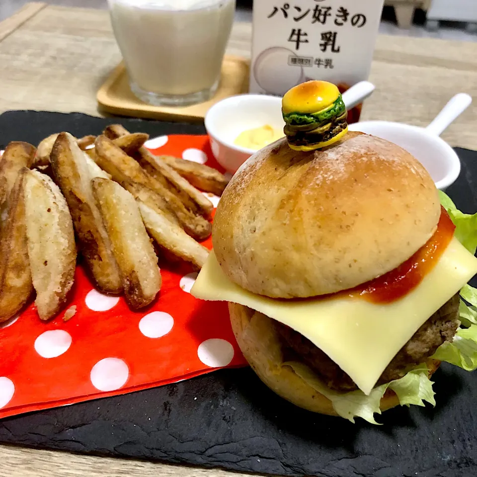 自家製チーズバーガーセットのお昼ごはん|ゆかｕさん