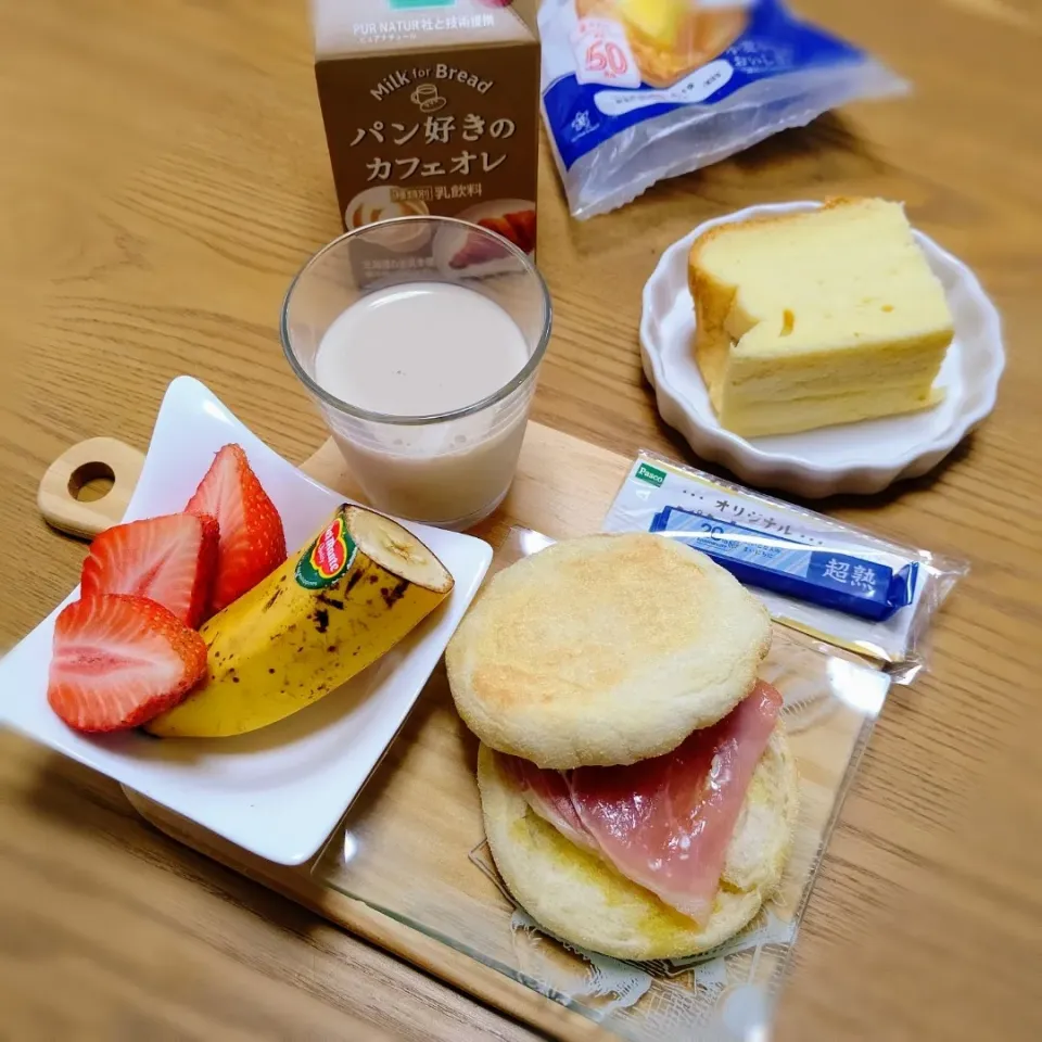 『パン好きのカフェオレでボンの朝ごはん』|seri-chanさん