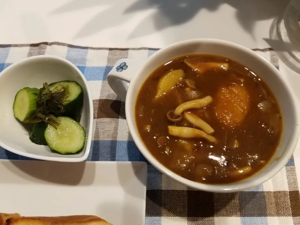 Snapdishの料理写真:手羽元とキノコの辛口カレー🎵|ポロポロさん