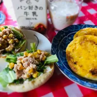 Snapdishの料理写真:ゆったり休日ブランチ🍴パン好きの牛乳とイングリッシュマフィン|ちはねさん