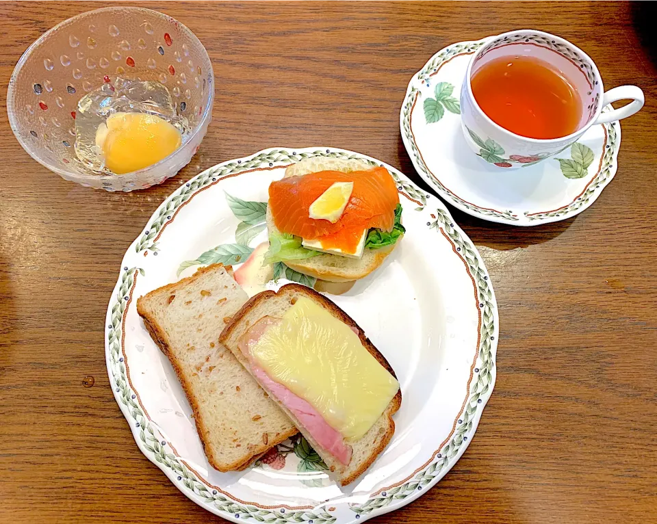 サーモンとクリームチーズのサンドイッチ🥪ロースハムとチーズのトースト🧀千疋屋の「白桃ジェリー」🍑今日の昼食20200517|rococoさん