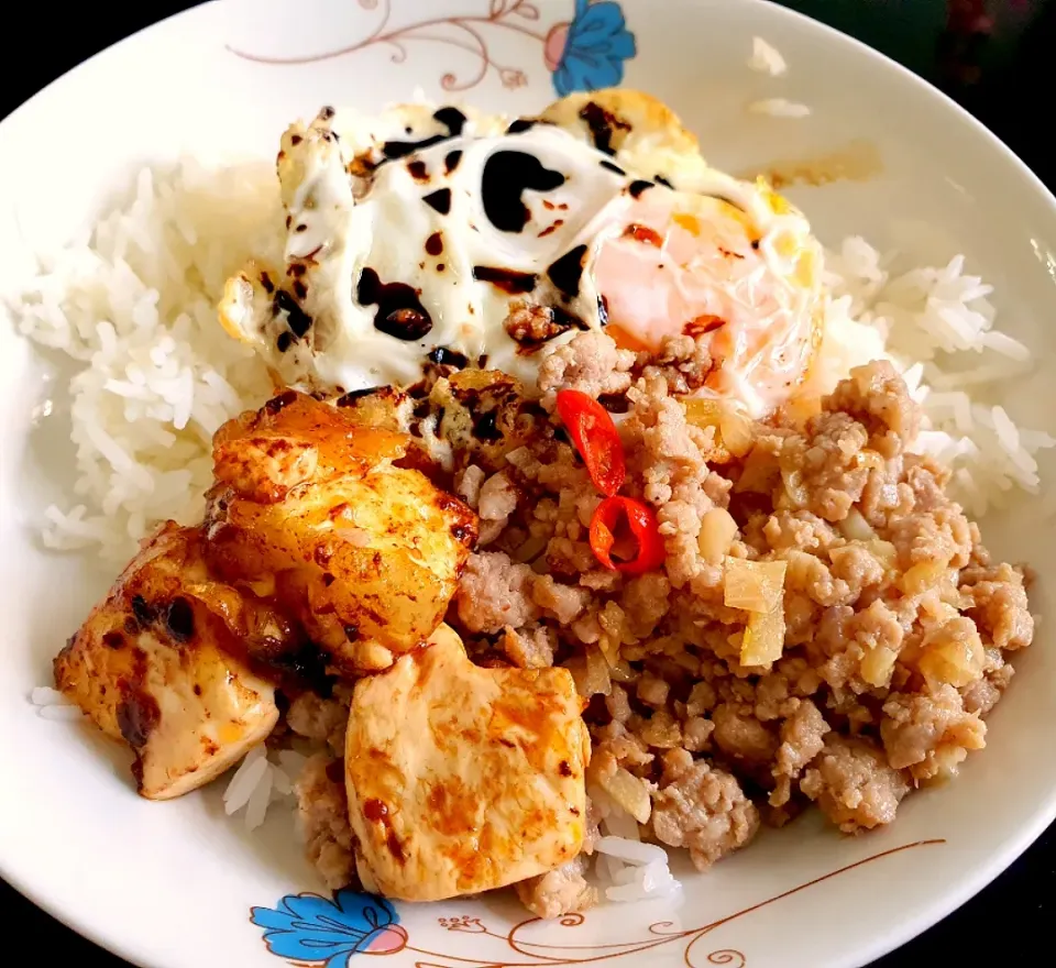 Sunday lunch 🤗😋🐷🍀🍳
🐷Garlic chilli minced pork 
🍀Spicy black beans tofu 
🍳Fried eggs |🌷lynnlicious🌷さん