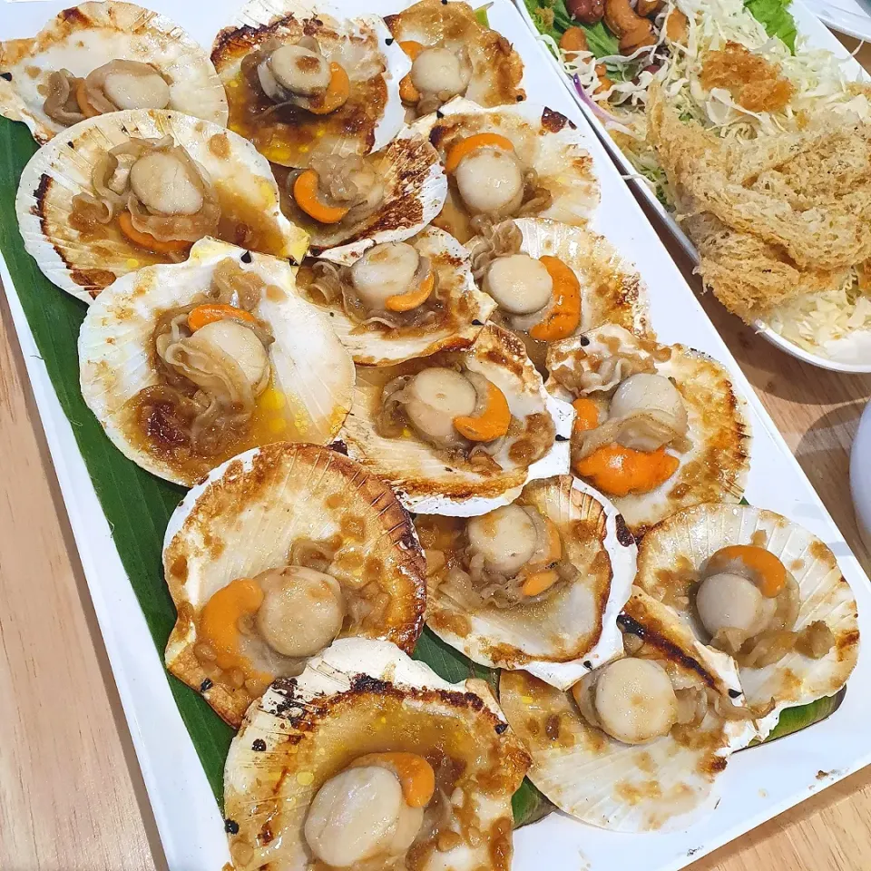 หอยเชลย์ย่างเนย🧈🧀
Butter grilled scallops|Boommie❤️さん