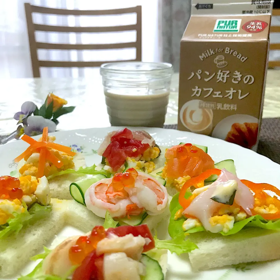 Snapdishの料理写真:カナッペ風オープンサンドとパン好きのカフェオレ|yukiさん