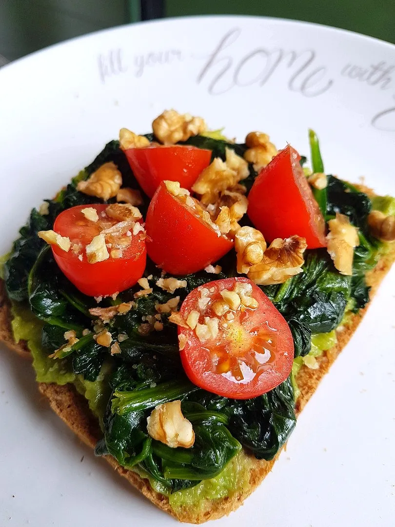 Good morning everyone 👩‍🍳🖐😊Today for breakfast I made toast with avocado,tomato,spianch and walnuts. Simple and timeless. Enjoy|For the love of foodさん