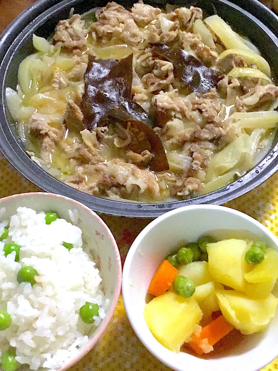 豆ご飯　芋煮🥔　豚肉と玉葱のポン酢蒸し|掛谷節子さん